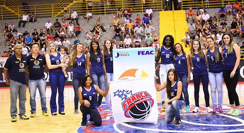 Elenco de Franca durante apresentação no Pedrocão (foto: divulgação)